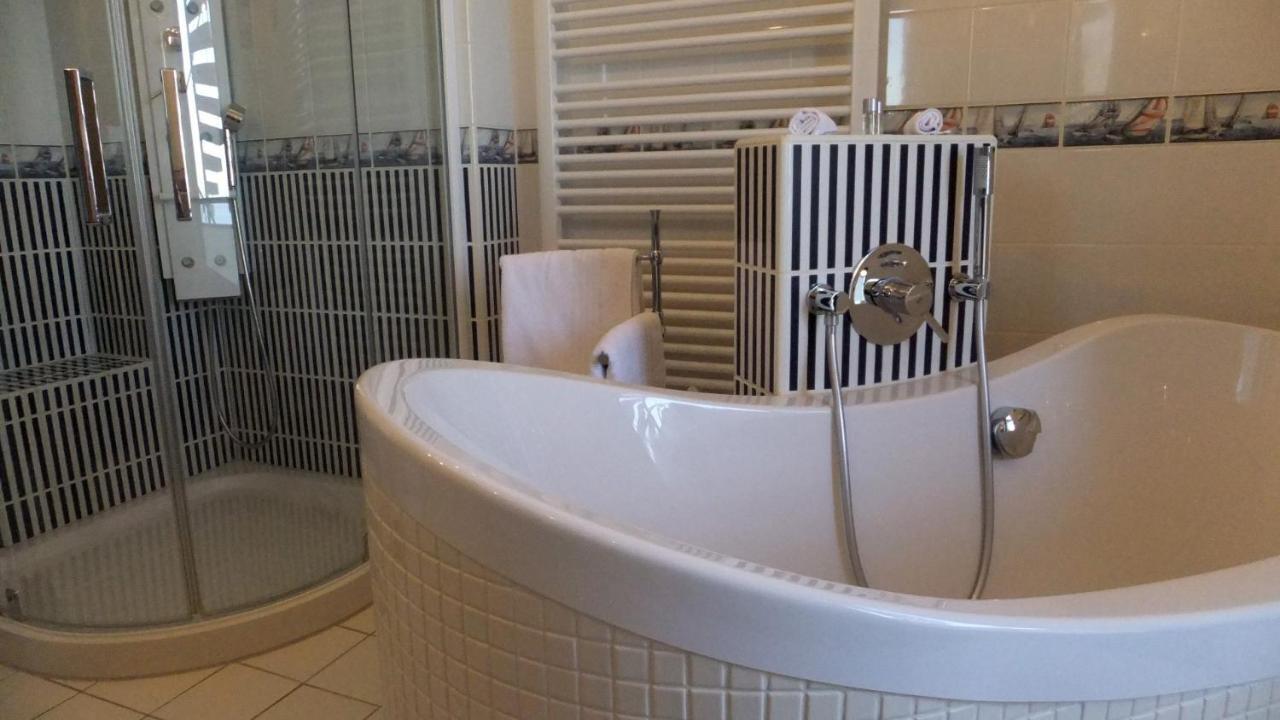 Hotel & Restaurant Utkiek ไกรฟ์สวัลด์ ภายนอก รูปภาพ